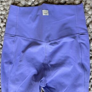 Vuori lavender leggings with pockets. Like new